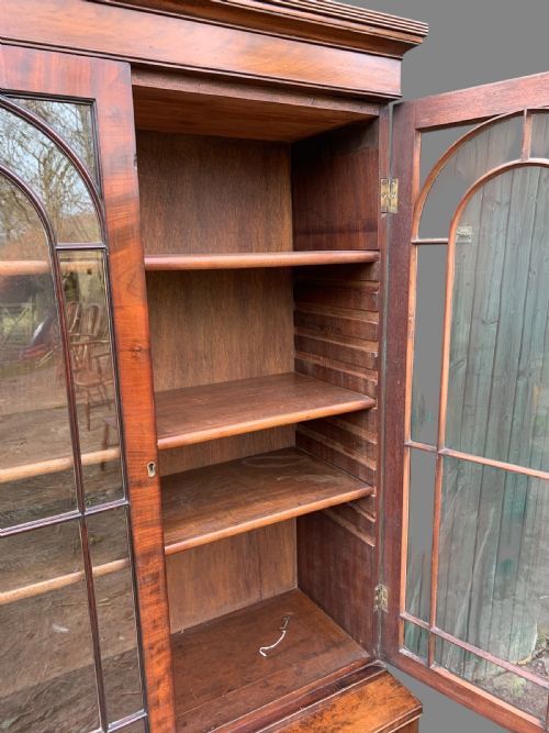 A GEORGIAN MAHOGANY LIBRARY BOOKCASE - ADDITIONAL PHOTO 2