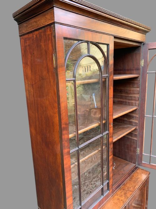 A GEORGIAN MAHOGANY LIBRARY BOOKCASE - ADDITIONAL PHOTO 4