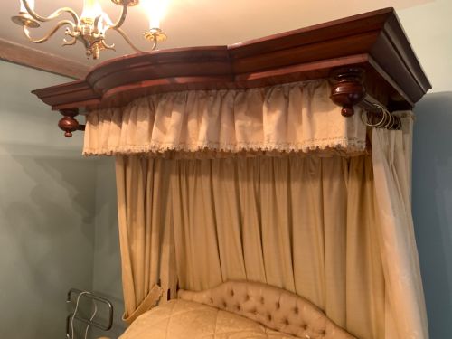 A MAGNIFICENT VICTORIAN DUCHESS HALF TESTER BED - ADDITIONAL PHOTO 1