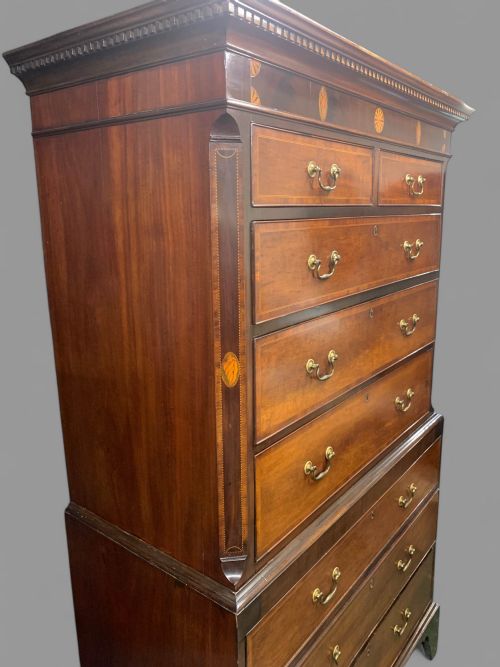 A FINE GEORGE III CHEST ON CHEST IN MAHOGANY - ADDITIONAL PHOTO 3