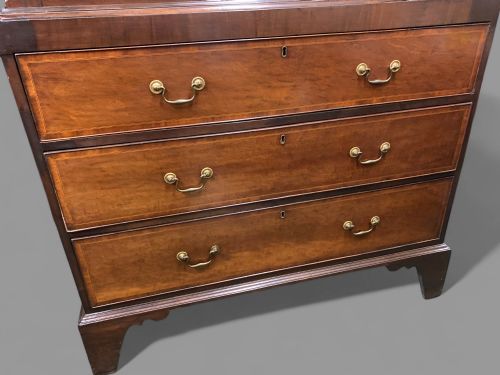 A FINE GEORGE III CHEST ON CHEST IN MAHOGANY - ADDITIONAL PHOTO 4