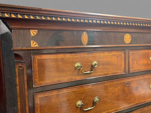 A FINE GEORGE III CHEST ON CHEST IN MAHOGANY - ADDITIONAL PHOTO 6