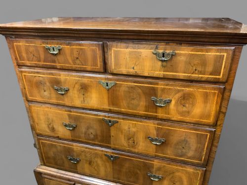 A LOVELY GEORGE I OYSTER VENEERED CHEST ON STAND - ADDITIONAL PHOTO 1