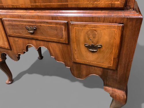 A LOVELY GEORGE I OYSTER VENEERED CHEST ON STAND - ADDITIONAL PHOTO 2