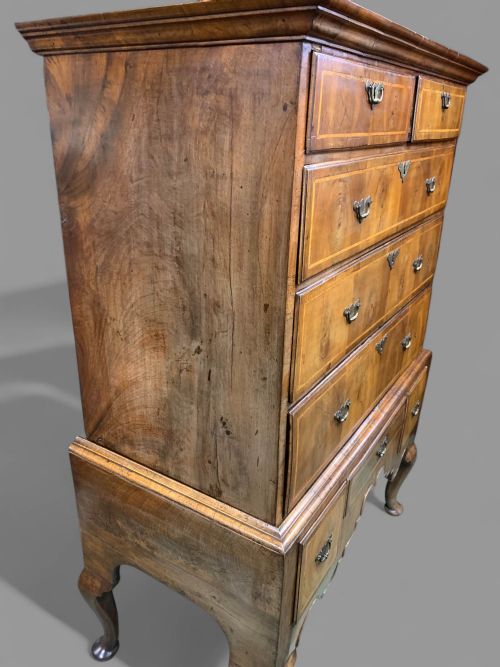 A LOVELY GEORGE I OYSTER VENEERED CHEST ON STAND - ADDITIONAL PHOTO 3