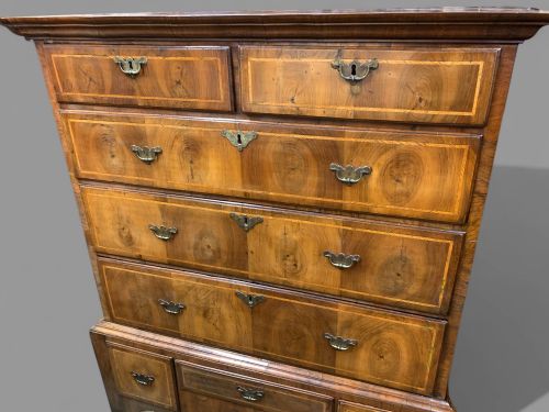 A LOVELY GEORGE I OYSTER VENEERED CHEST ON STAND - ADDITIONAL PHOTO 4