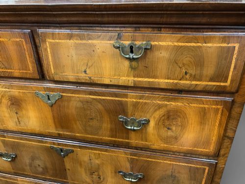 A LOVELY GEORGE I OYSTER VENEERED CHEST ON STAND - ADDITIONAL PHOTO 6