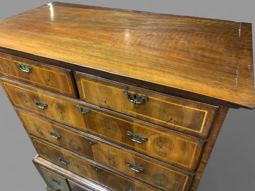 A LOVELY GEORGE I OYSTER VENEERED CHEST ON STAND - ADDITIONAL PHOTO 7