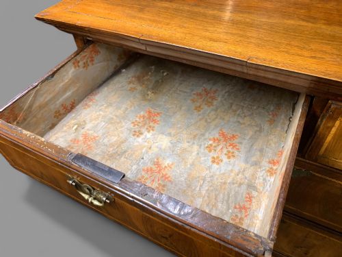 A LOVELY GEORGE I OYSTER VENEERED CHEST ON STAND - ADDITIONAL PHOTO 8