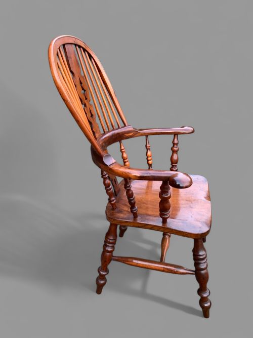 A VICTORIAN BROAD ARM WINDSOR CHAIR IN YEW WOOD - ADDITIONAL PHOTO 2
