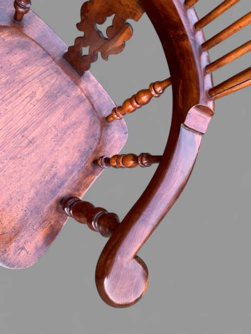A VICTORIAN BROAD ARM WINDSOR CHAIR IN YEW WOOD - ADDITIONAL PHOTO 4