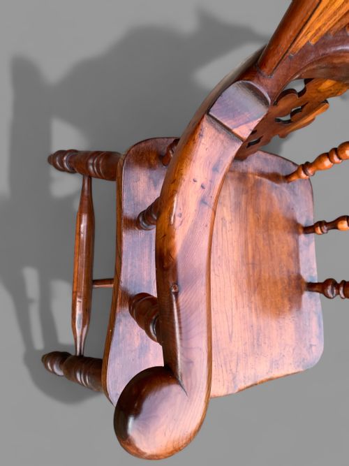 A VICTORIAN BROAD ARM WINDSOR CHAIR IN YEW WOOD - ADDITIONAL PHOTO 5
