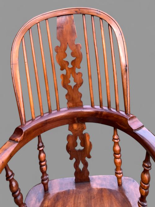 A VICTORIAN BROAD ARM WINDSOR CHAIR IN YEW WOOD - ADDITIONAL PHOTO 6