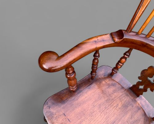 A VICTORIAN BROAD ARM WINDSOR CHAIR IN YEW WOOD - ADDITIONAL PHOTO 8