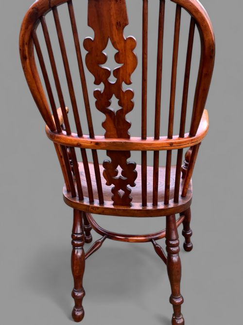 A SUPER BEST MODEL WINDSOR CHAIR IN YEW WOOD WITH AN ELM SEAT - ADDITIONAL PHOTO 7