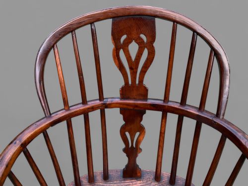 A YEW WOOD LOW BACK WINDSOR CHAIR C 1840 - ADDITIONAL PHOTO 3