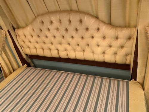 A MAGNIFICENT VICTORIAN DUCHESS HALF TESTER BED - ADDITIONAL PHOTO 15