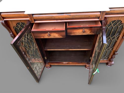 A VERY ATTRACTIVE EARLY VICTORIAN CHIFFONIER IN ROSEWOOD - ADDITIONAL PHOTO 4