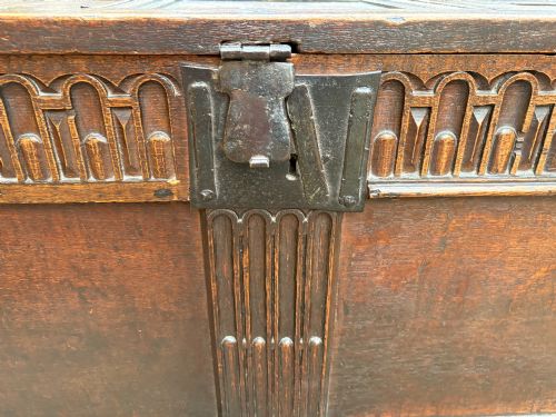 A GOOD 17TH C OAK COFFER - ADDITIONAL PHOTO 1