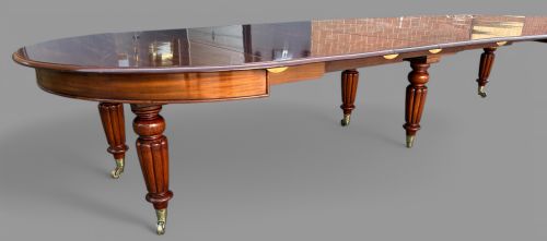 A SUPER AND RARE EARLY VICTORIAN EXTENDING DINING TABLE SEATS UP TO 18 - ADDITIONAL PHOTO 12