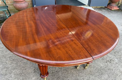 A SUPER AND RARE EARLY VICTORIAN EXTENDING DINING TABLE SEATS UP TO 18 - ADDITIONAL PHOTO 1