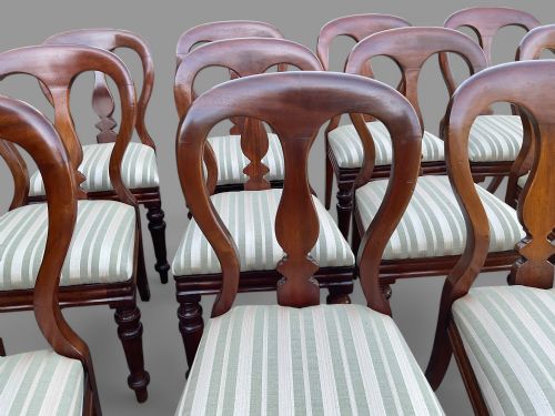 A SET OF 12 VICTORIAN MAHOGANY BALLOON BACK DINING CHAIRS - ADDITIONAL PHOTO 4
