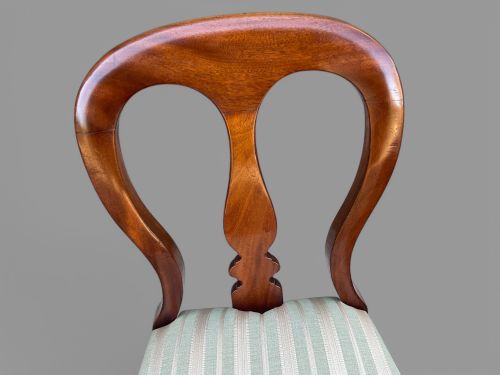 A SET OF 12 VICTORIAN MAHOGANY BALLOON BACK DINING CHAIRS - ADDITIONAL PHOTO 7
