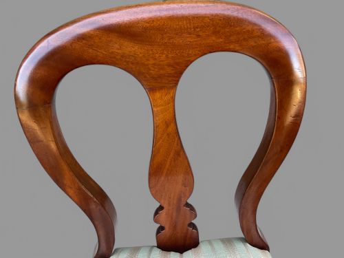 A SET OF 12 VICTORIAN MAHOGANY BALLOON BACK DINING CHAIRS - ADDITIONAL PHOTO 8