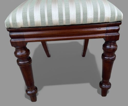 A SET OF 12 VICTORIAN MAHOGANY BALLOON BACK DINING CHAIRS - ADDITIONAL PHOTO 9