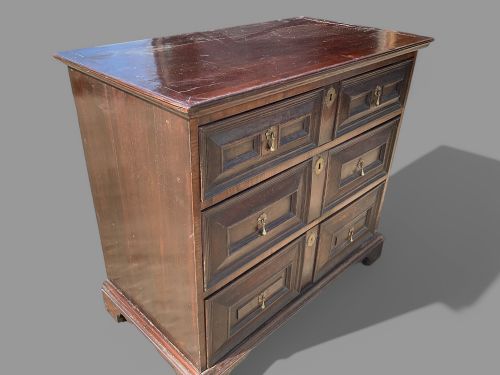 AN EARLY 18TH CENTURY OAK CHEST OF DRAWERS - ADDITIONAL PHOTO 1