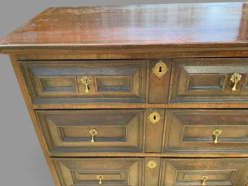 AN EARLY 18TH CENTURY OAK CHEST OF DRAWERS - ADDITIONAL PHOTO 3