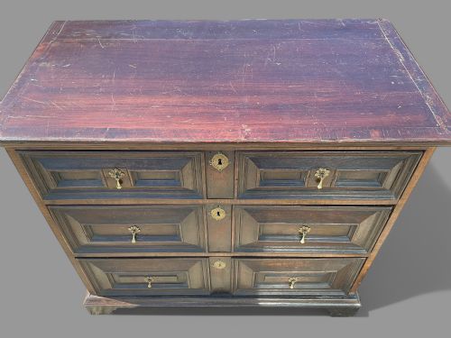 AN EARLY 18TH CENTURY OAK CHEST OF DRAWERS - ADDITIONAL PHOTO 4