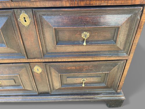 AN EARLY 18TH CENTURY OAK CHEST OF DRAWERS - ADDITIONAL PHOTO 5