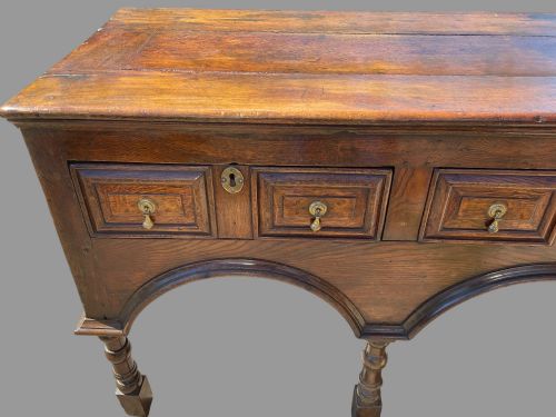 AN UNUSUAL GEORGIAN SERVING DRESSER IN OAK - ADDITIONAL PHOTO 3