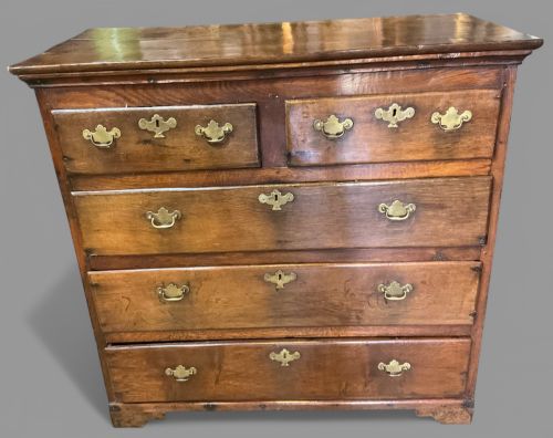 an early 18th century chest of drawers in oak - CATEGORY: ANTIQUE CHEST OF DRAWERS - DATED 18TH CENTURY