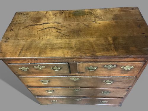 AN EARLY 18TH CENTURY CHEST OF DRAWERS IN OAK - ADDITIONAL PHOTO 2