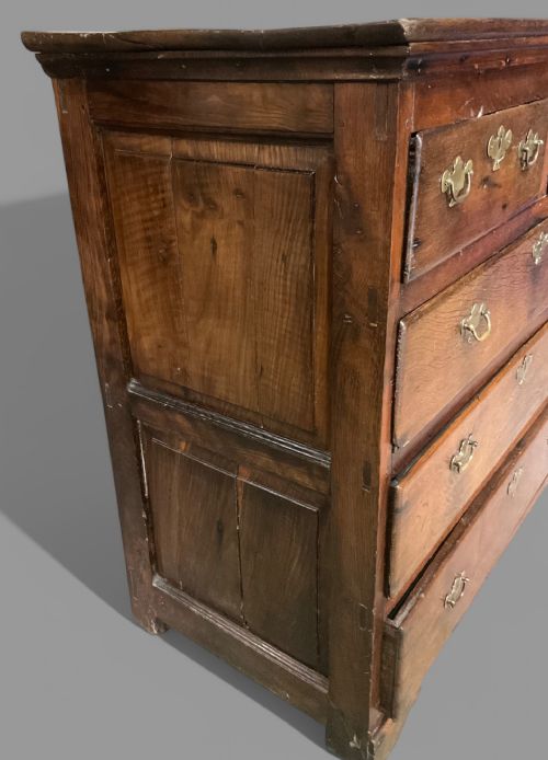 AN EARLY 18TH CENTURY CHEST OF DRAWERS IN OAK - ADDITIONAL PHOTO 3