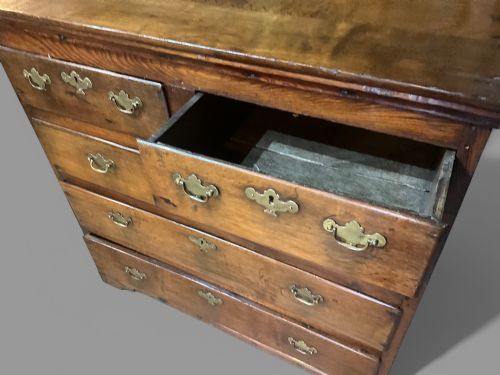 AN EARLY 18TH CENTURY CHEST OF DRAWERS IN OAK - ADDITIONAL PHOTO 4