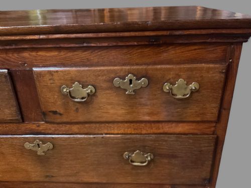 AN EARLY 18TH CENTURY CHEST OF DRAWERS IN OAK - ADDITIONAL PHOTO 5