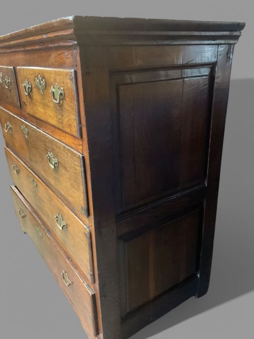 AN EARLY 18TH CENTURY CHEST OF DRAWERS IN OAK - ADDITIONAL PHOTO 6
