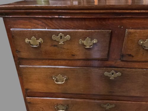 AN EARLY 18TH CENTURY CHEST OF DRAWERS IN OAK - ADDITIONAL PHOTO 7