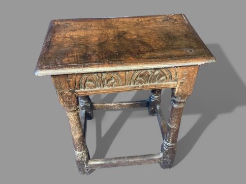 A 17TH CENTURY JOINT STOOL IN OAK - ADDITIONAL PHOTO 2