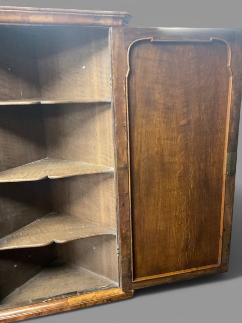 A RARE QUEEN ANN WALNUT CORNER CUPBOARD - ADDITIONAL PHOTO 4