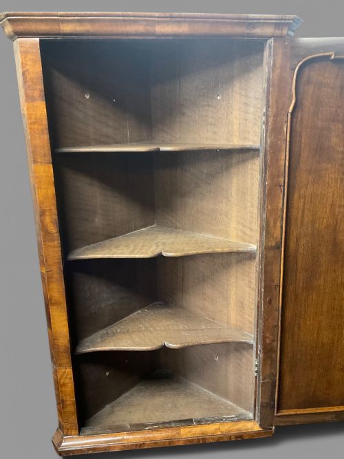 A RARE QUEEN ANN WALNUT CORNER CUPBOARD - ADDITIONAL PHOTO 5