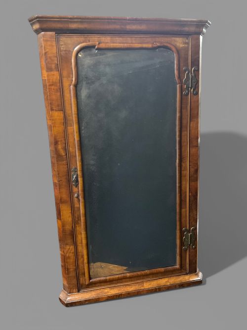 A RARE QUEEN ANN WALNUT CORNER CUPBOARD - ADDITIONAL PHOTO 7