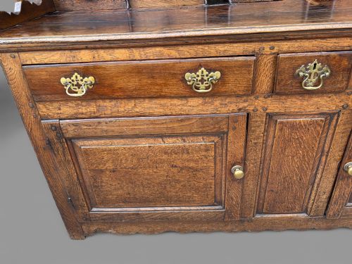 A GOOD 18TH CENTURY SERVING DRESSER IN OAK - ADDITIONAL PHOTO 1