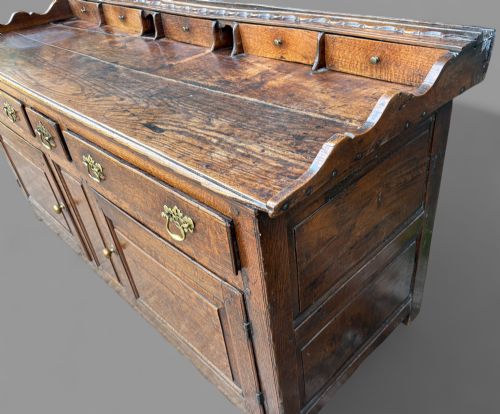A GOOD 18TH CENTURY SERVING DRESSER IN OAK - ADDITIONAL PHOTO 2
