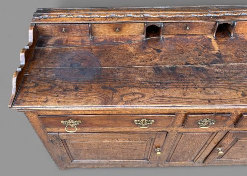 A GOOD 18TH CENTURY SERVING DRESSER IN OAK - ADDITIONAL PHOTO 3