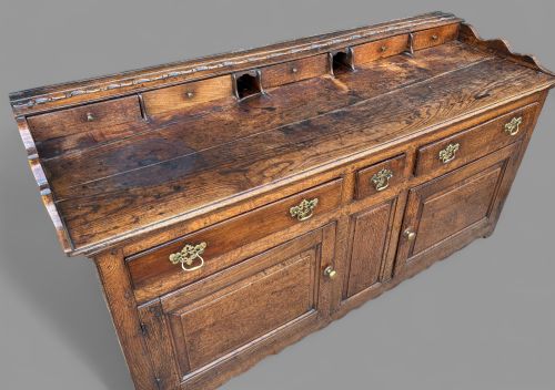 A GOOD 18TH CENTURY SERVING DRESSER IN OAK - ADDITIONAL PHOTO 4
