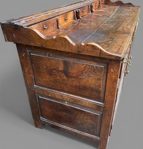 A GOOD 18TH CENTURY SERVING DRESSER IN OAK - ADDITIONAL PHOTO 5